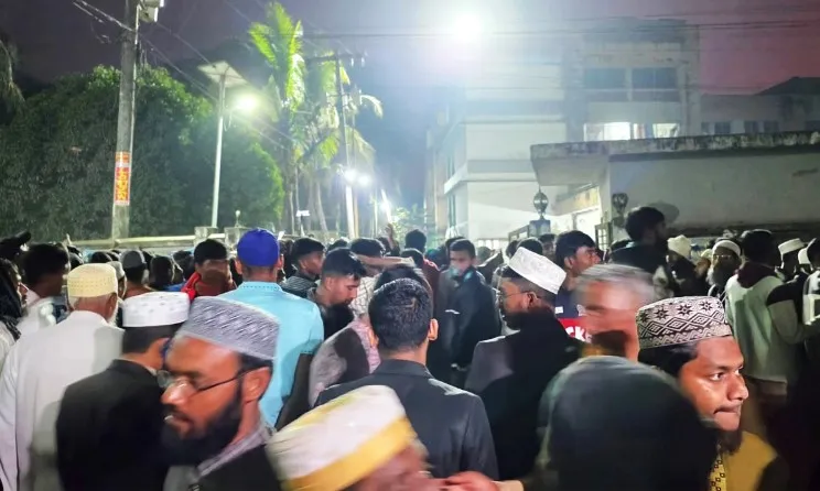 বাউফলে ওসির অপসারণের দাবিতে সড়ক অবরোধ